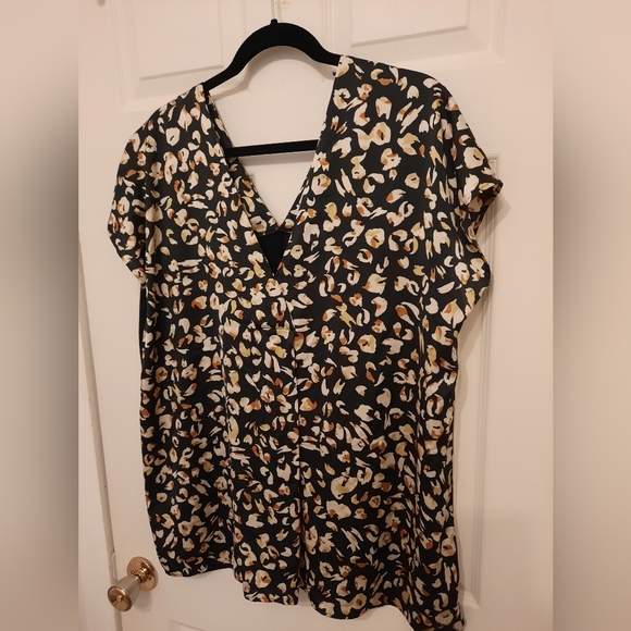 Plus Size Flowy Print Top - Picture 3 of 7